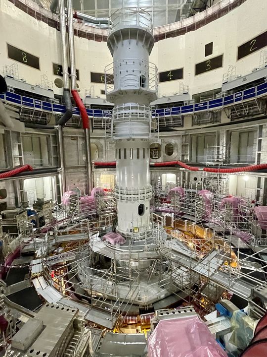 Le puits d’assemblage du tokamak d’Iter. La première bobine est visible à la base. La dernière, en cours de fabrication, doit être livrée en juin par la Russie.