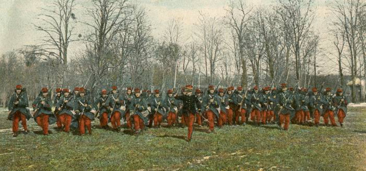 DR.  Source : https://clanttila.files.wordpress.com/2014/02/infanterie-de-ligne-en-avant-a-la-baionnette.jpg