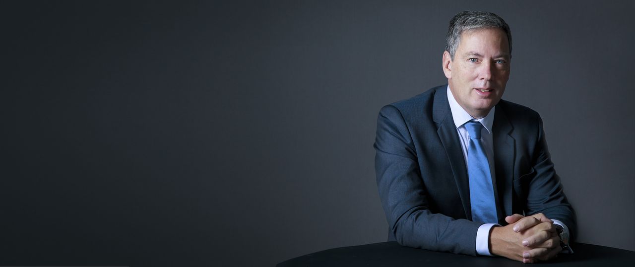 Avocat associé au cabinet Kramer Levin et enseignant à Sciences Po Paris, Hubert de Vauplane est l'un des premiers penseurs du droit des crypto actifs et de la Blockchain en France. Dernier ouvrage paru : Endettez-vous! Plaidoyer pour une juste dette (Première Partie, 2020).